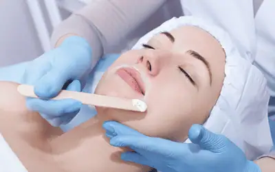 Waxing Dortmund – Haarfreiheit mit Profi-Wachs bei DermaDay